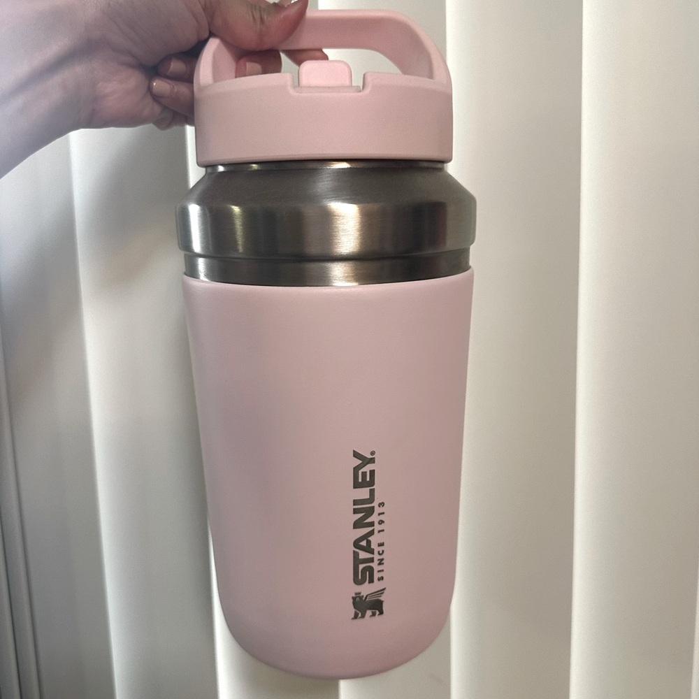 ⭐️SOLD⭐️ EUC 64oz Stanley Jug Petal